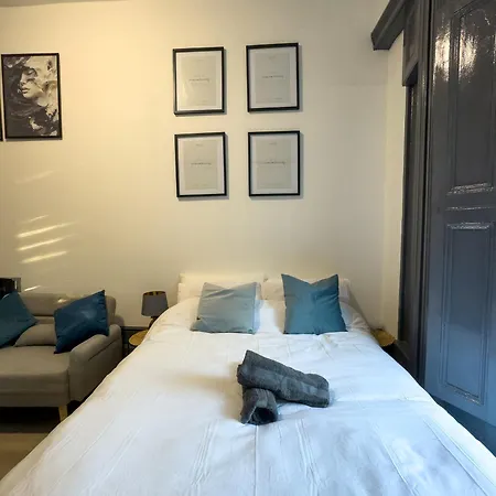 3 Min From Station, Studio Flat London